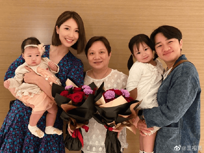 王祖蓝晒全家福庆老婆37岁生日,一手抱娃一手端蛋糕,实力宠妻!