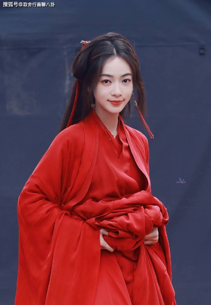吴谨言新剧《墨雨云间》路透图曝光,一袭红衣俏皮可爱,温婉大气_剧情