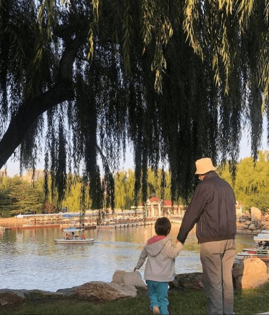 汤唯晒爷孙合照庆42岁生日,5岁女儿造型朴素,但走路姿势超有范_summer