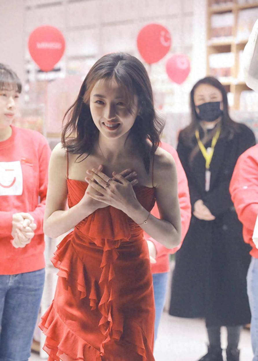 21岁张子枫大换风格!