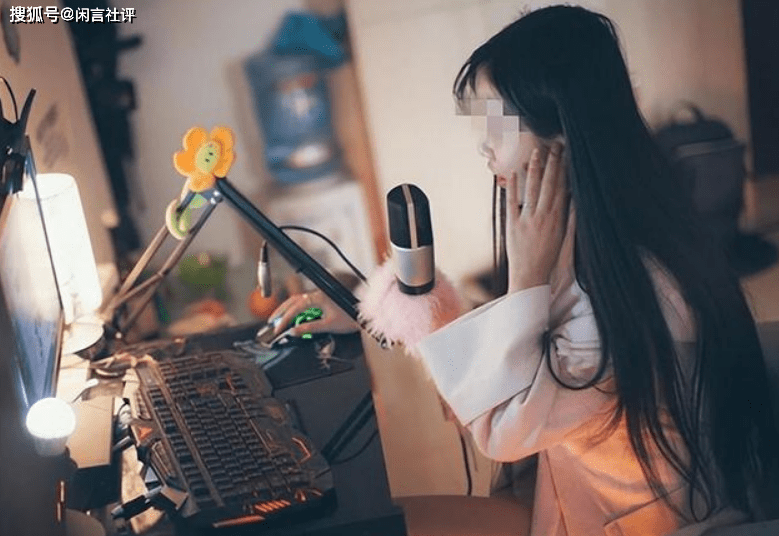 女主播户外涉黄直播当场被抓 网友指其"实在太低俗了"_廖某_进行_色情