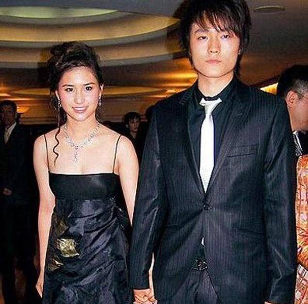 "何鸿燊千金"何超莲:错爱吴克群婉拒霍启山,终被窦骁宠成傻白甜_网友