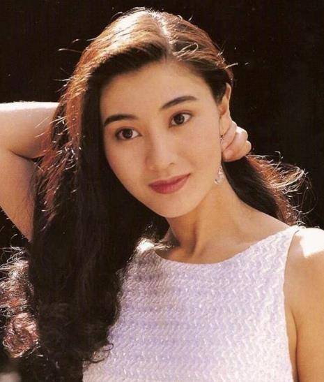 出道至今绯闻满天飞,李嘉欣是如何成为,香港富太太对手的?