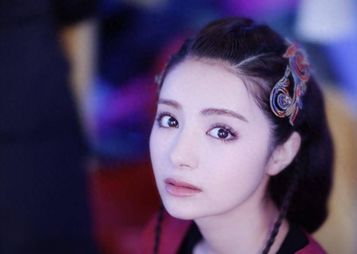 "顶流大花"迪丽热巴的感情扑朔迷离,绯闻不少,就是没遇见真爱_佟丽娅