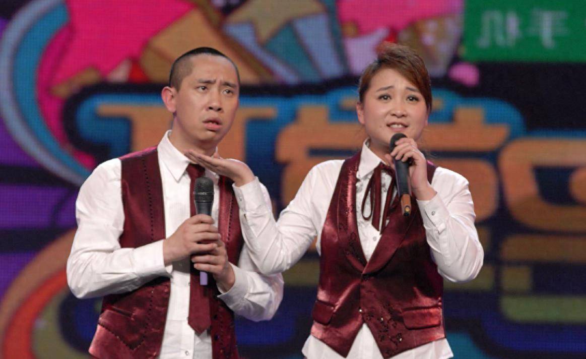 同样是冯巩的徒弟,把贾玲和白凯南两人放在一起,差别就出来了_表演