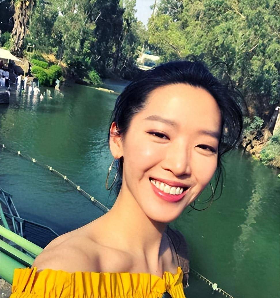 他称赞的便是第一次正式上台表演的李元元,也是著名演员李立群的