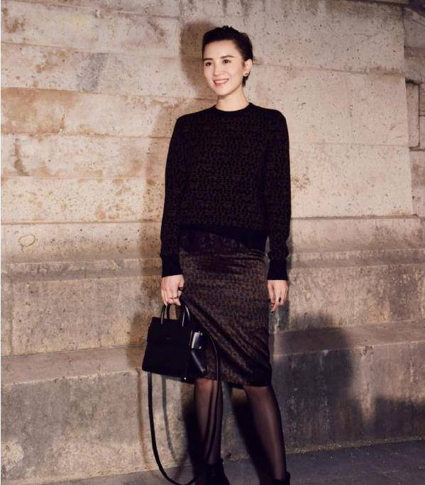 宋佳穿黑袜子.这样的黑色袜子也勾勒出了宋佳迷人双脚的轮廓.