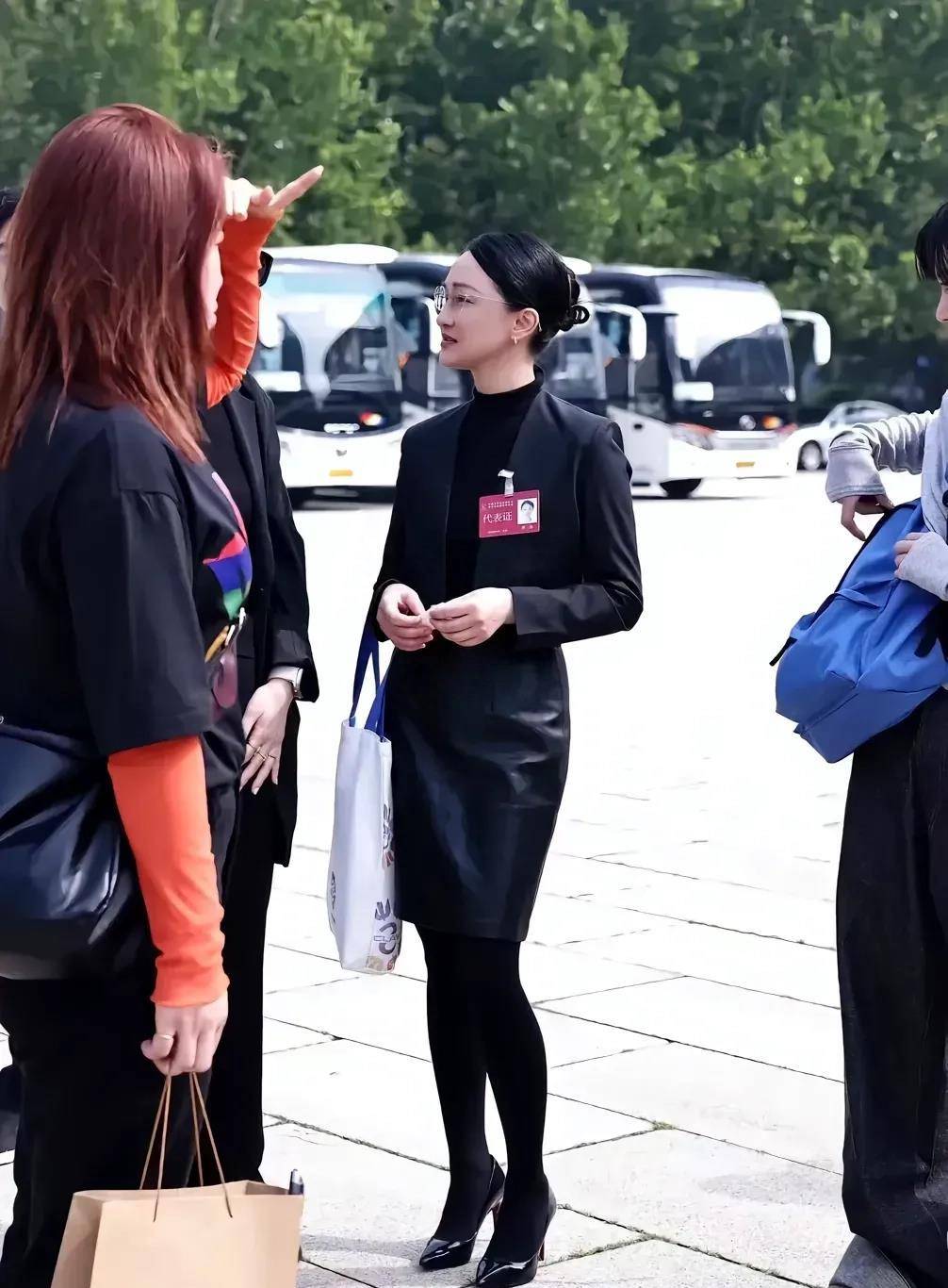 另外,最值得关注的是周迅,高高盘起的发髻,西装配短裙,黑色丝袜,这腿