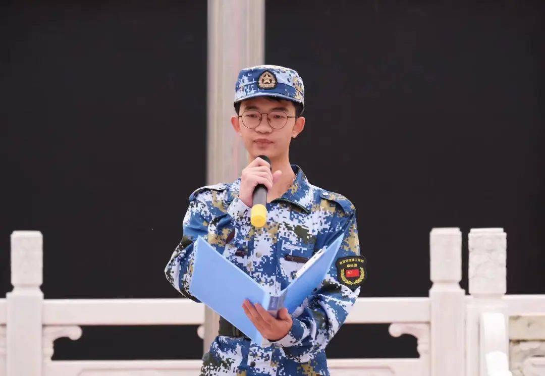 西安明德理工学院举行 "心系国防,明德励志"2023级新生军训团升旗仪式