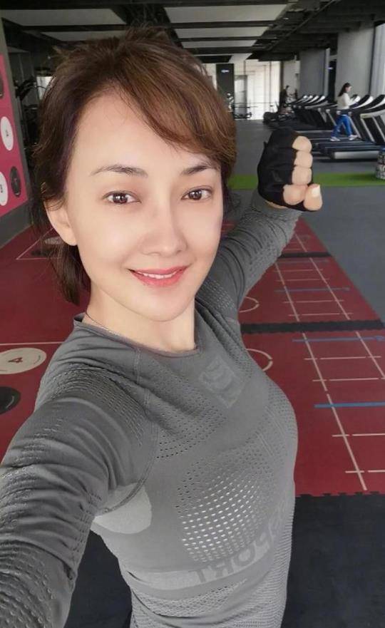 50岁牛莉素颜秀腰!