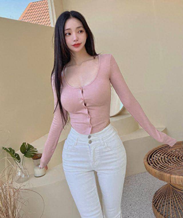 韩国"蚂蚁腰女神"凭借美貌吸引50万粉丝_身材_金多延_牛仔裤
