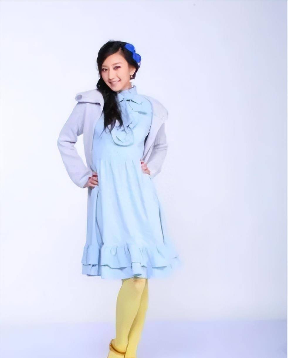 「蛋黄派」丝袜搭配不同礼服,唐一菲展现出不一样的女神魅力!