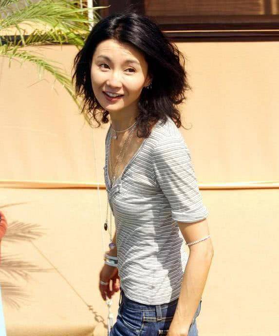 张曼玉走机场装少女,穿背心身材干巴巴的,近60岁了优雅老不好吗_照片