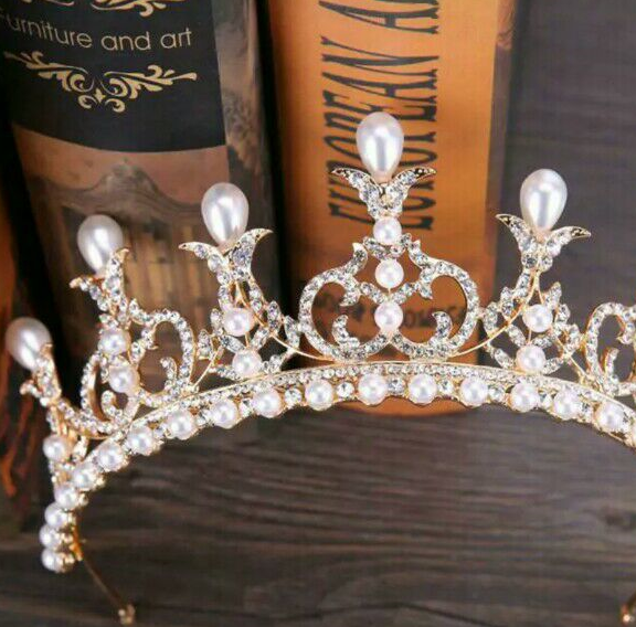 6天秤座闪亮婚纱皇冠,以珍珠和花朵为两点,洁白圆润而有规整,表达出天