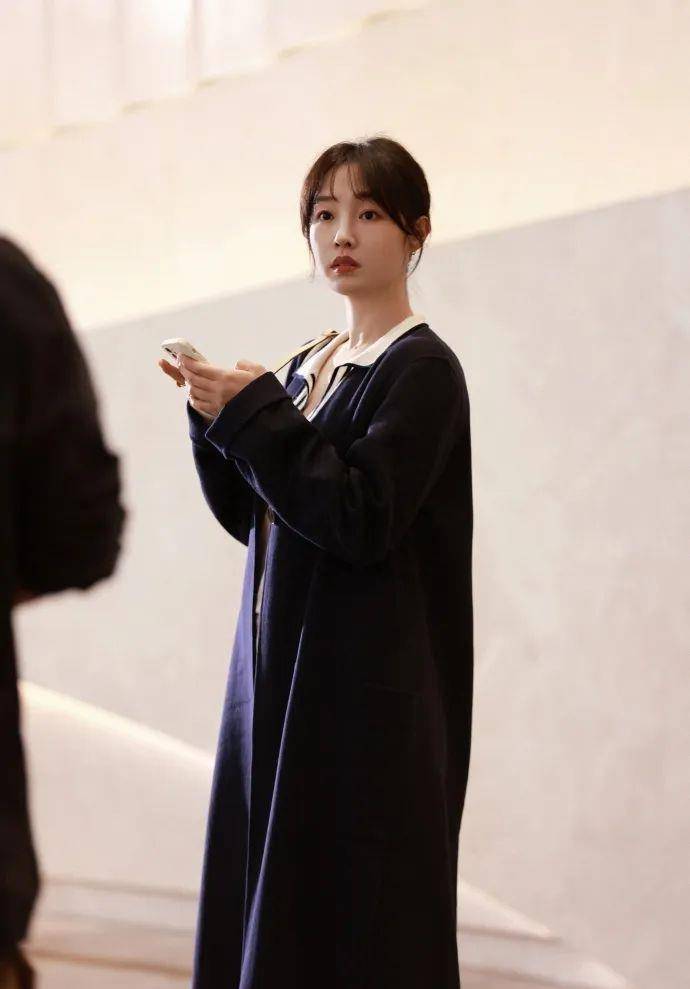 白百何穿白色polo衫叠蕾丝吊带,外搭针织大衣,气质超有范!