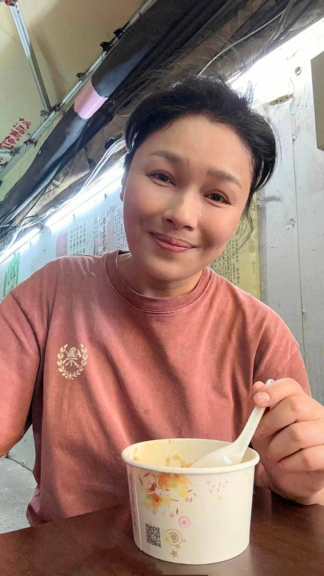 毫不掩饰展现素颜曾恋过穷小子,有妇之夫,小鲜肉,情史超丰富入行以来