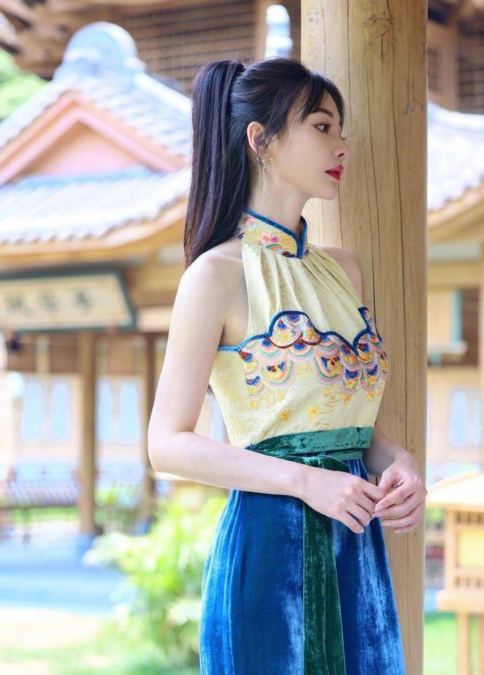 柳岩的这组照片告诉我们,无论什么年龄段的女性,都可以展现自己独特的