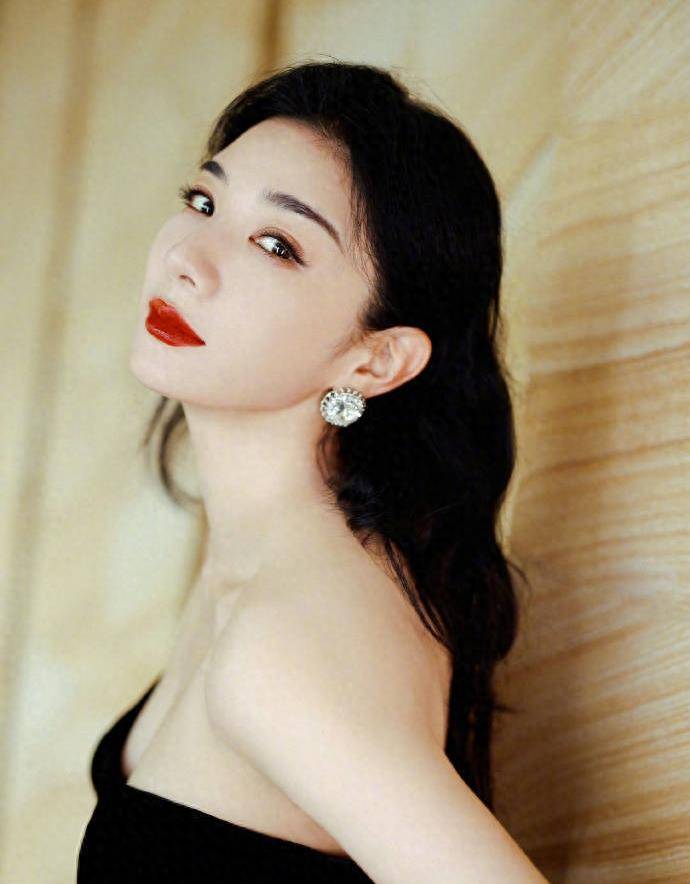 没想到黄奕身材这么好!45岁露出事业线,雪肤玉貌时尚撩人 !