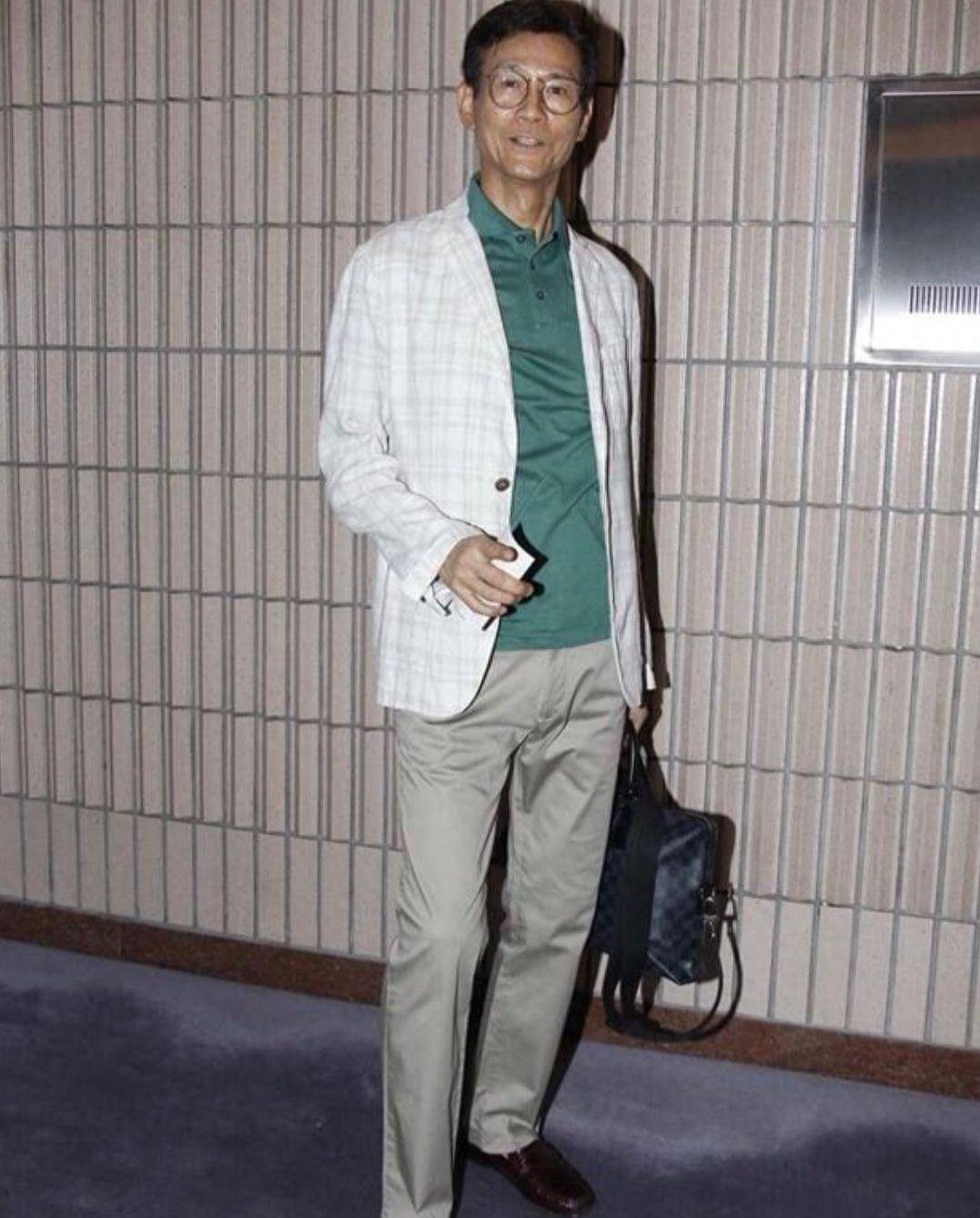 75岁郑少秋优雅到老:腰不弯背不驼,常年戴假发,穿衣有绅士格调_男人