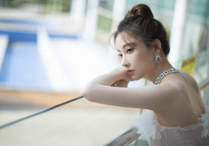 冯提莫走红毯挑战深v,自曝正在筹备新专辑,网友:换风格了?