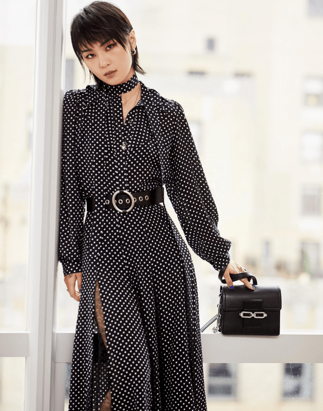 黑色纹身丝袜搭配满天星连衣裙,周笔畅彻底告别少女光环!