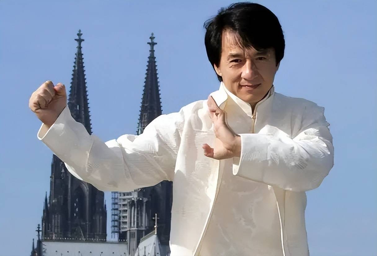 都多少年了,艺人们在外丢的脸,还是要靠成龙这个男人扳回来!