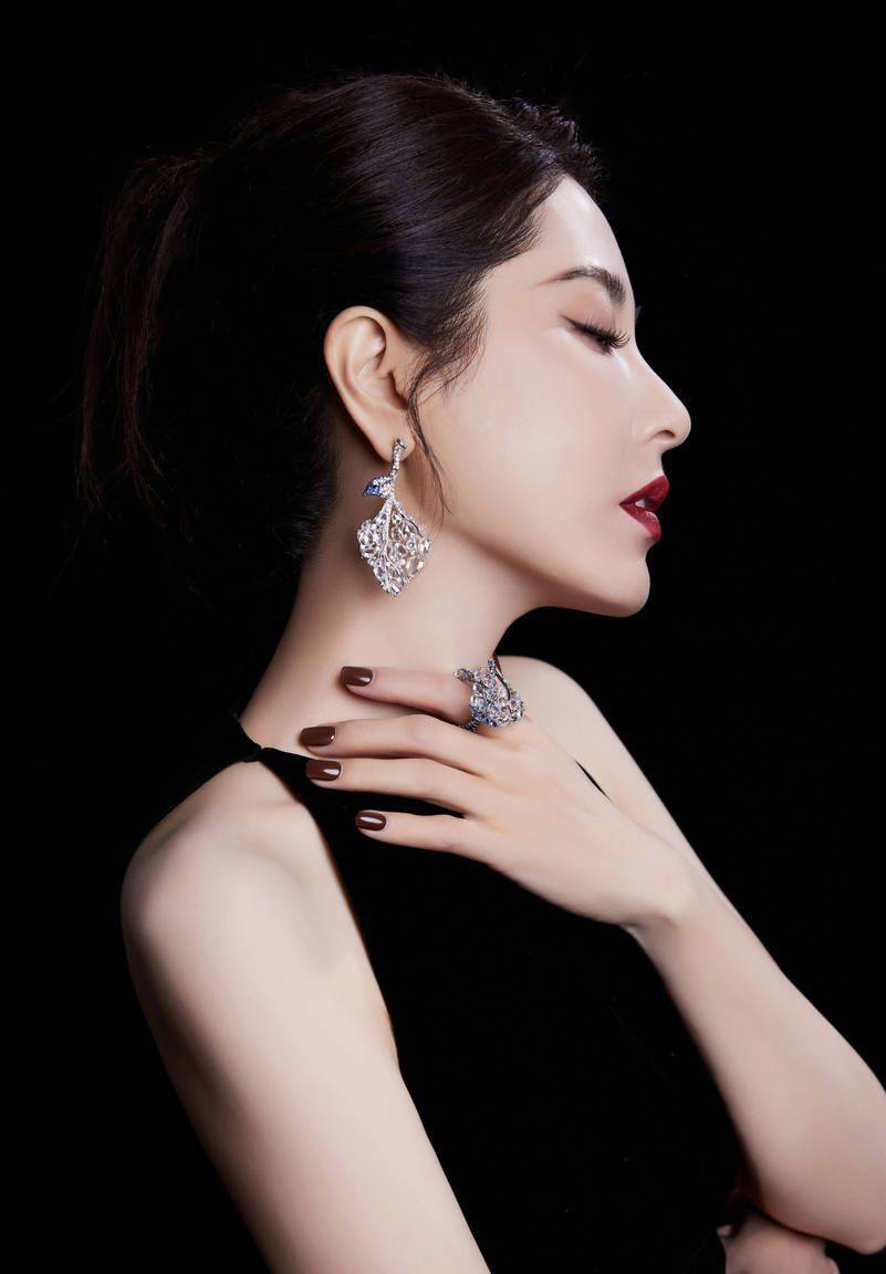 曾黎黑裙红唇衬托女王气质 目光如炬美艳动人_写真_服饰_明亮