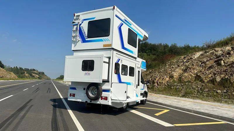 依维柯6.5吨专业底盘匠心打造 齐星全新星创双层升顶房车