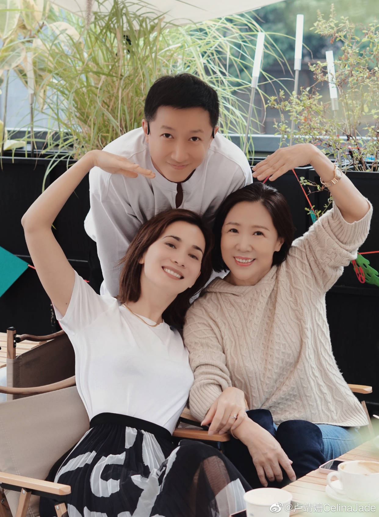 卢靖姗与婆婆甜蜜比心,罕出镜的韩庚妈妈气质好,婆媳同框似姐妹_照片