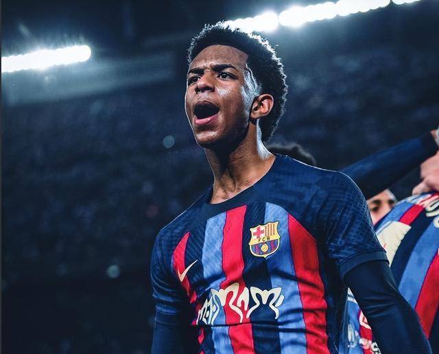 赛季,他在巴萨队中打入1球并助攻6次,直接挤掉巴萨的传奇左后卫阿尔巴