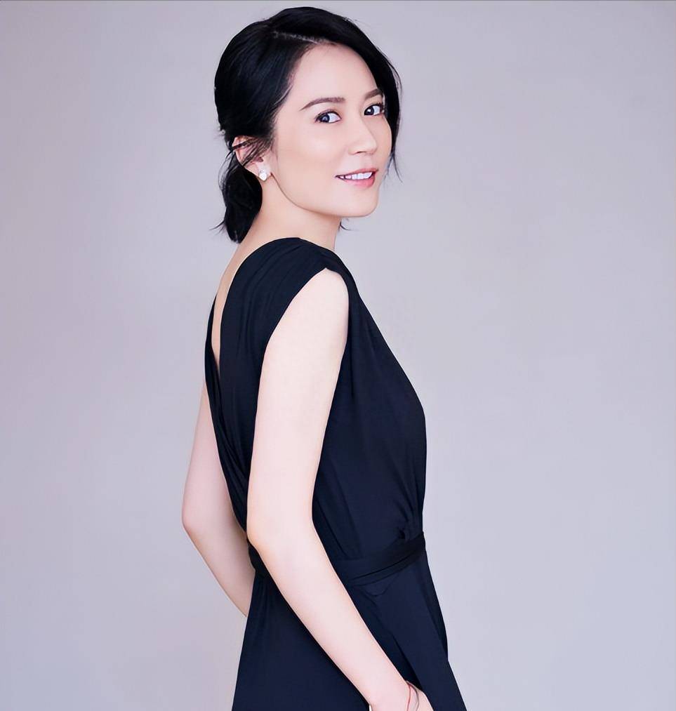 看了52岁俞飞鸿的穿搭,我发现:中年女人穿衣得体比扮嫩更显气质_女性