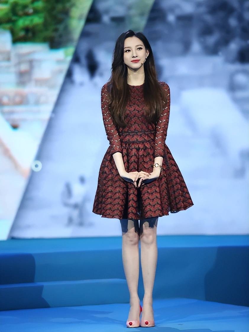 新的"电视一姐"接班人,29岁的她时尚动人,不输姐姐李红_女性_着装