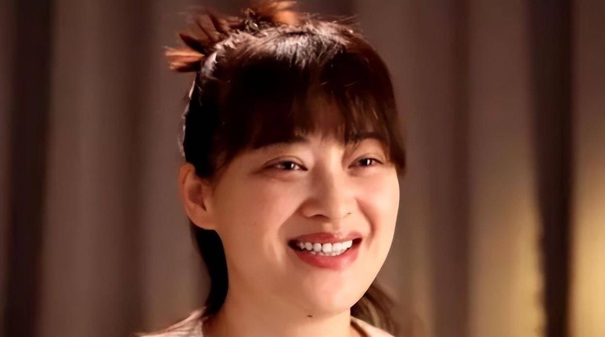 52岁闫妮和48岁梅婷敢扮老扮丑,打了不少女演员脸_叶童_年龄段_老人