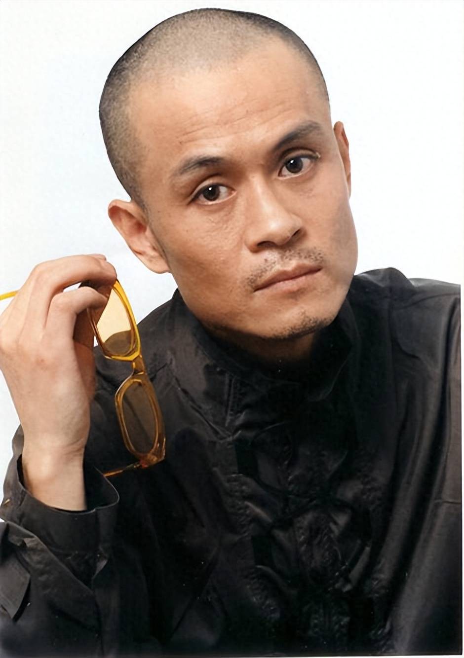 著名歌手光头李进:与体操世界冠军杨波恋爱过,为何56岁仍未婚?