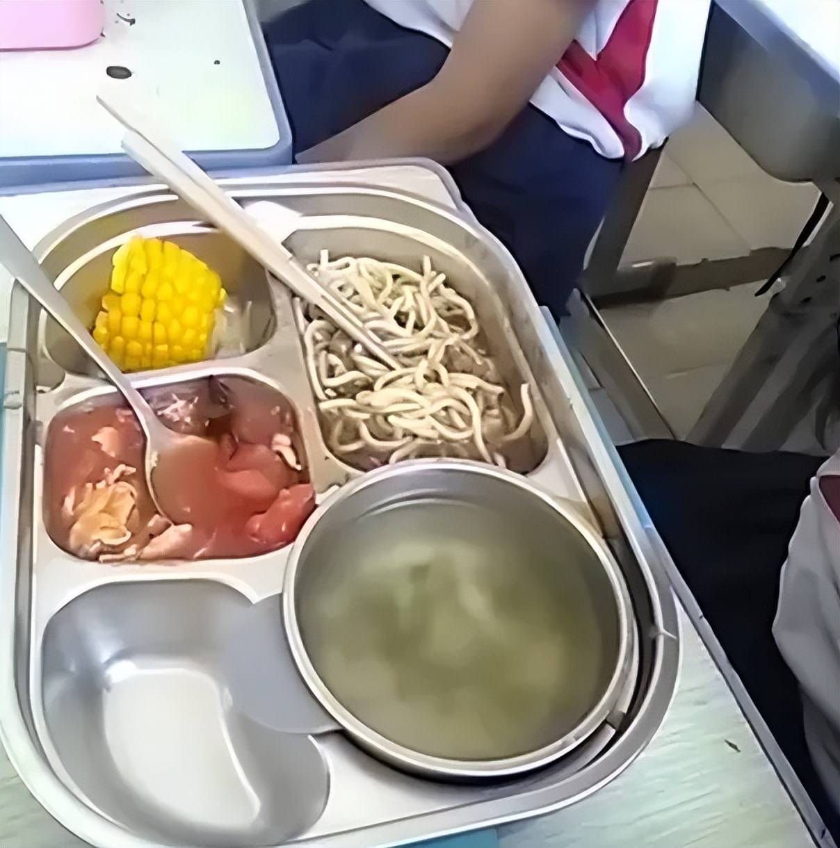 家长吐槽学校伙食差,学生的反馈让人心疼_食堂_问题_时候