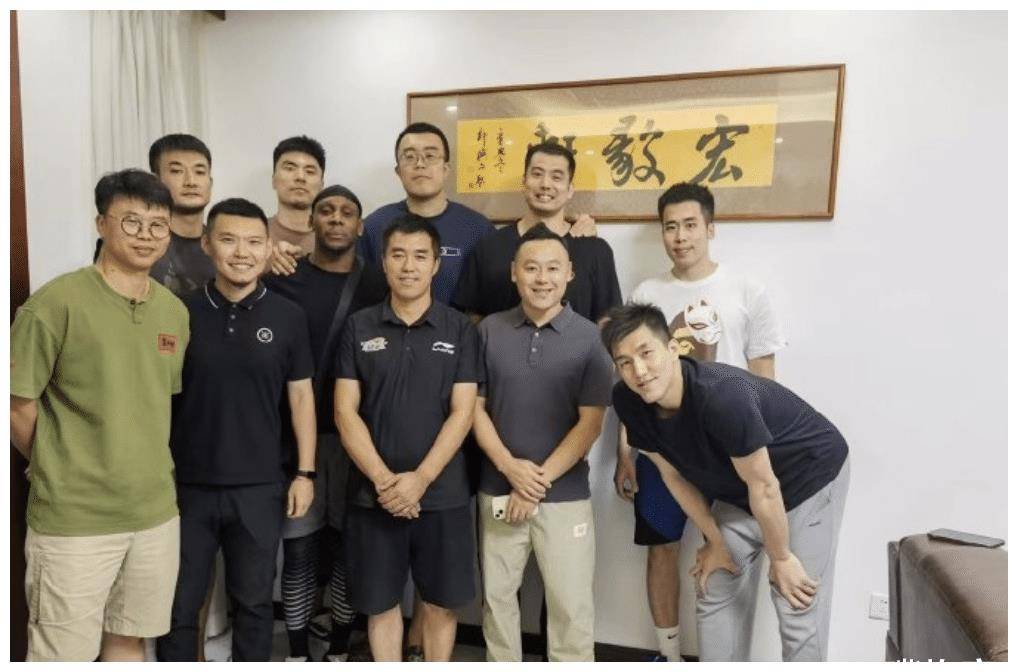 韩德君等辽篮老将的照片,其中包括辽宁传奇外援哈德森,还有丛明晨