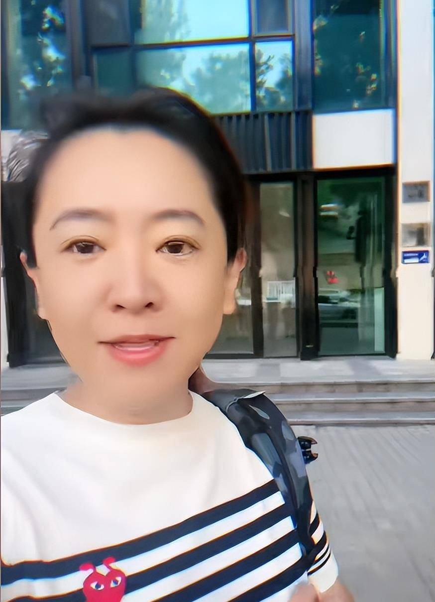 月亮姐姐:一改往日之精致,轻车简从素颜朝天地带儿子去上1年级_小学