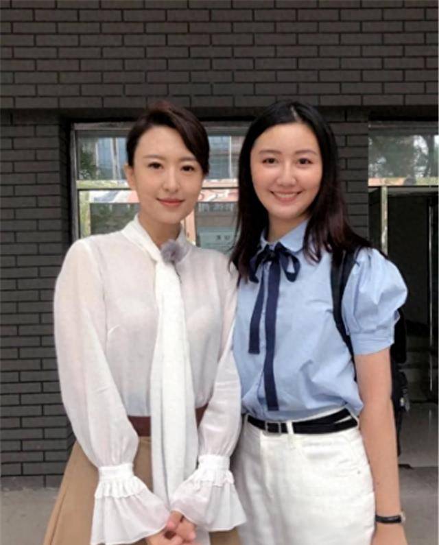 照片中,周涛身穿白色衬衫,上身搭配棕色长裙,看起来还是很棒的!