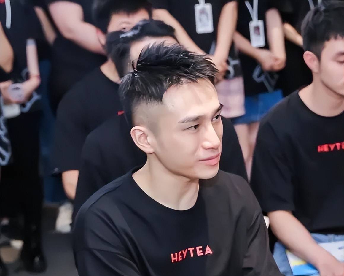 在这背后也是诞生了一个广东90后第一富豪,他就是喜茶的创始人聂云宸.
