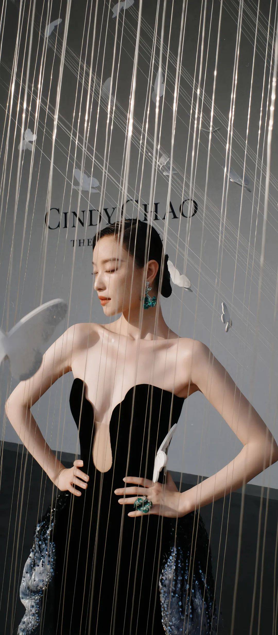 【倪妮性感写真图】深v黑裙,优雅迷人,流露着古典婉约的韵味_造型