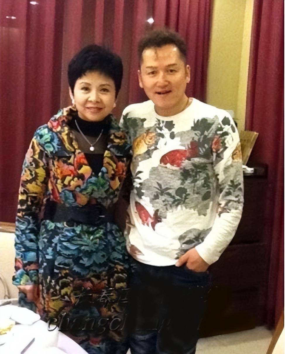 董文华:连续13年登上舞台,红过那英毛阿敏,背后男人是成功秘诀