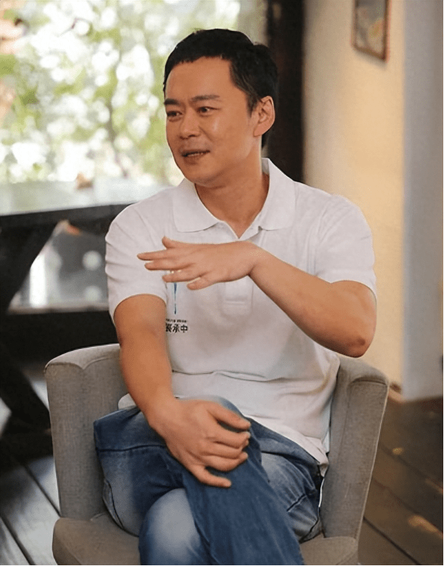 虽然selina已经有了新恋情,还生了孩子,但张承中这个前夫却还是逃不开