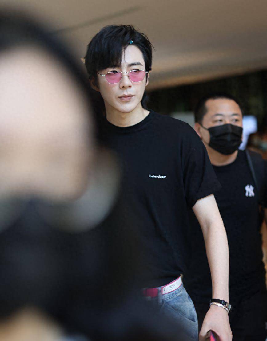 刘宇宁与王子文的甜蜜官宣?情侣装下的身高差萌翻全场!