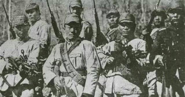 “日军”刑场上，战士亲手枪杀12名同志后自杀，用枪声发出绝密情报！