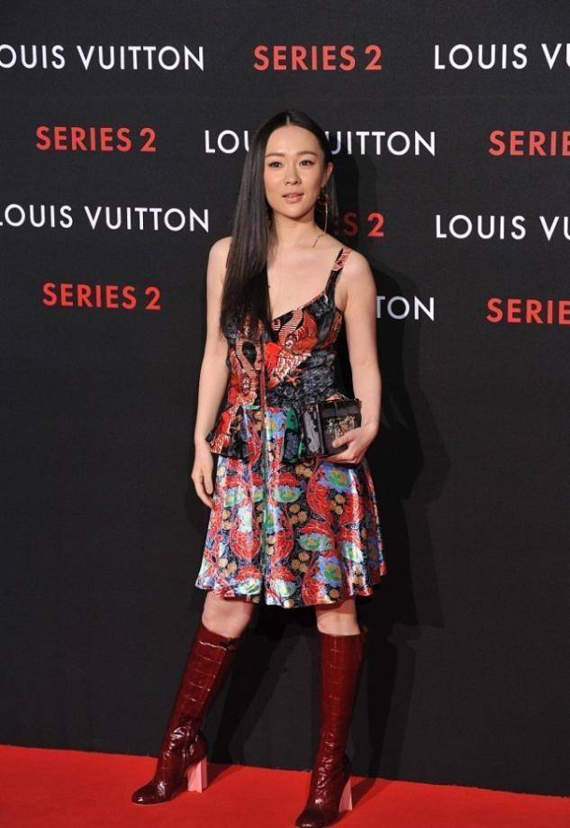 霍思燕的裙子有点小,挤出的曲线真有女人味,侧面看更是抢眼_印花_时尚