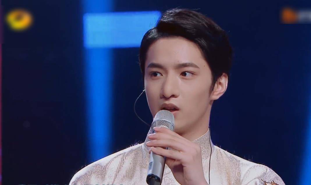 而刘耀文他这次在节目中,他是非常幽默搞笑的哦,就连在自我介绍的时候