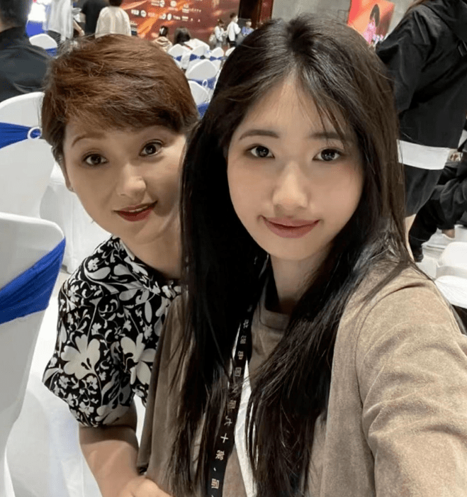 穿吊带裙扎丸子头像极年轻时的徐帆_风格_分析_方式