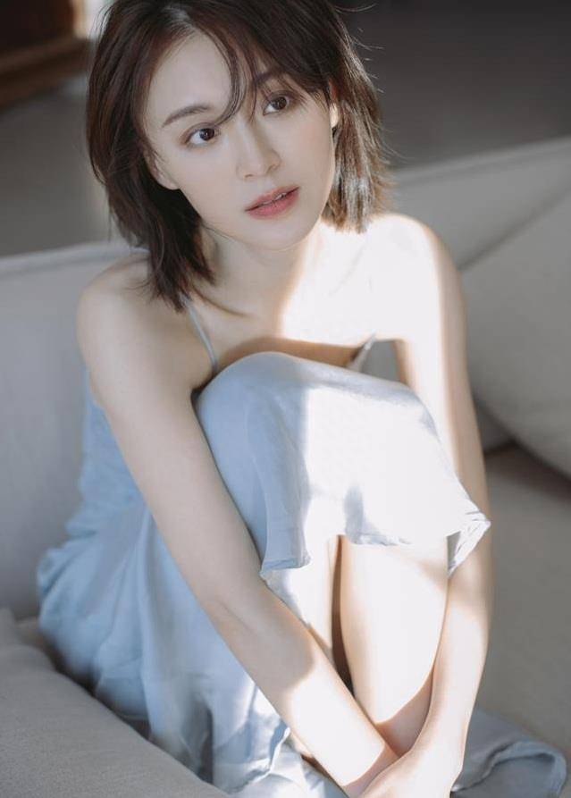 女星毛林林穿着吊带服,长发披肩,清纯如少女_短发_写真_头发