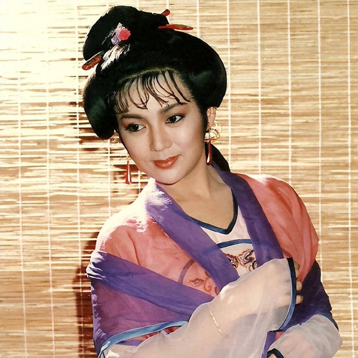 38年前,冯宝宝饰演"武则天"一角被广为关注,接着就是《西施》,《杨