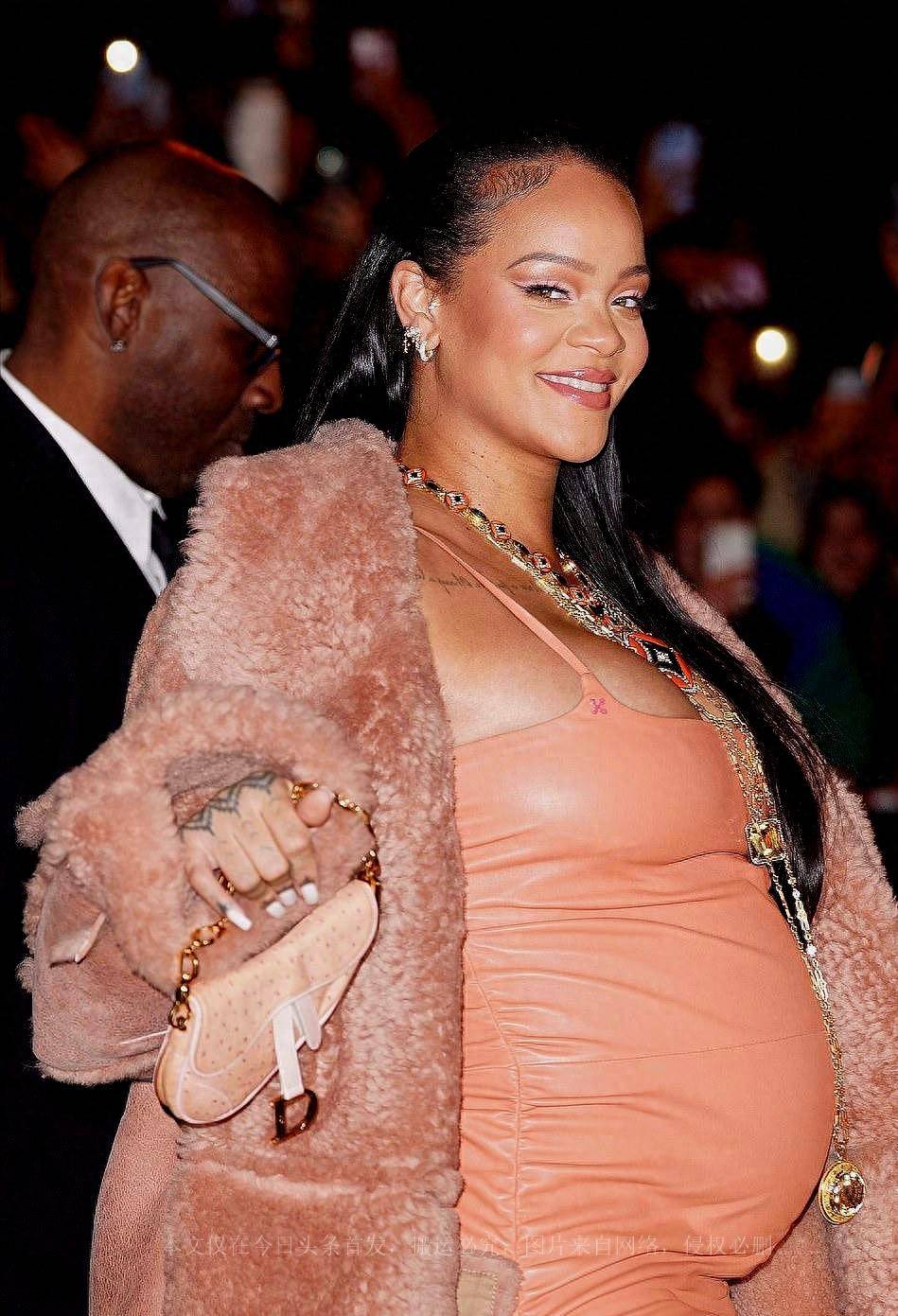 蕾哈娜怀孕造型美美哒,粉色皮裙托着8个月孕肚,女友黑人陪在身边